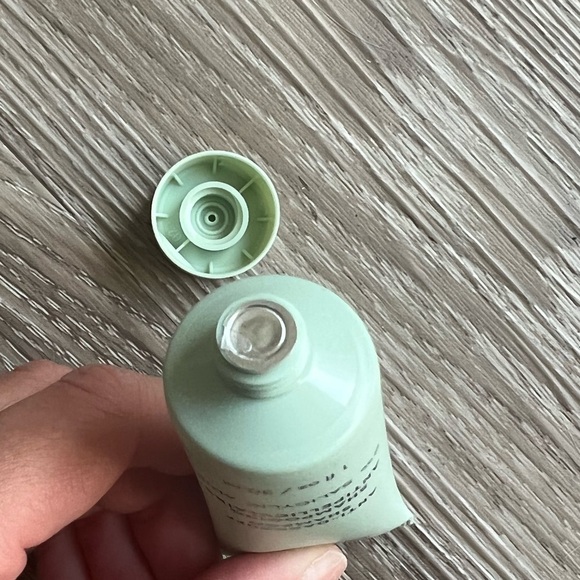 OUAI Anti-Dandruff Shampoo - Picture 3 of 3